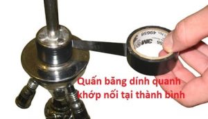 quấn băng dính ở đây